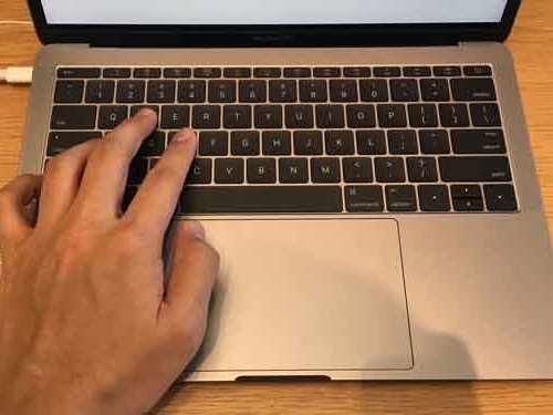 新MacBook Pro 13” 真機上手試 鍵盤手感都係差