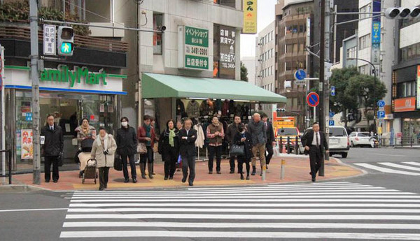 日本自駕遊注意｜揸車轉彎安全攻略須讓行人 泊車1件事必做免撞花