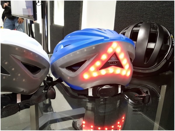 Lumos 單車頭盔勝在有車燈指示 踏單車安全感大增？