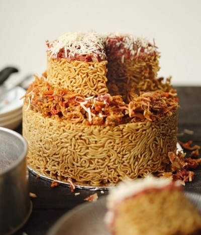 印尼餐廳推兩層撈麵蛋糕 網民：好噁心！