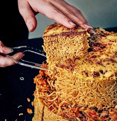 印尼餐廳推兩層撈麵蛋糕 網民：好噁心！