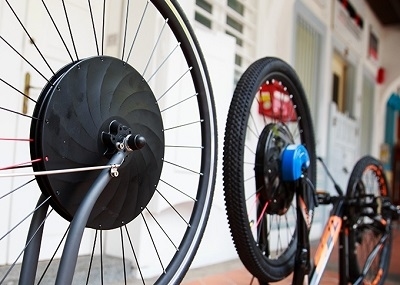 1 分鐘將單車變電動單車 換 UrbanX 車胎就做到！