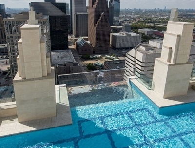 離地 42 層懸空透明游泳池 敢不敢游？