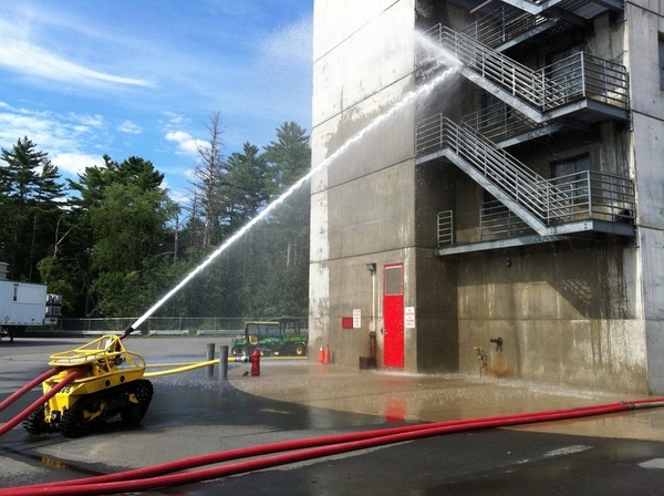 美國消防機械人每分鐘射水 1250 加侖