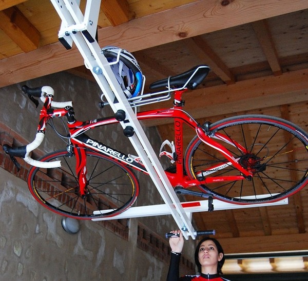 蝸居單車收納大法！輕鬆掛上天花板？
