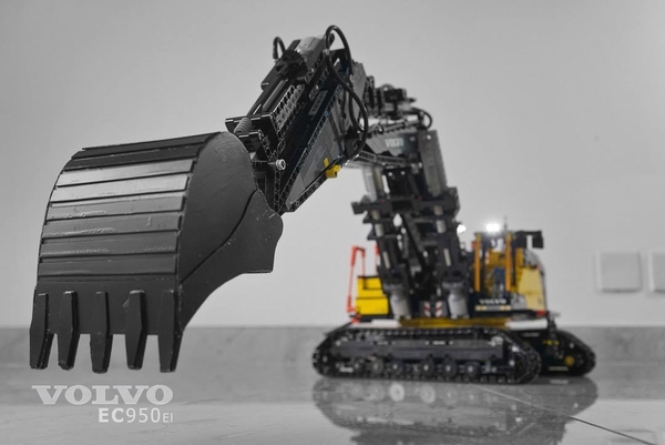 神人自砌！LEGO VOLVO 挖泥車真的可挖泥