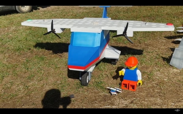 巨型 LEGO 飛機真的能飛！成功降落沒甩件？