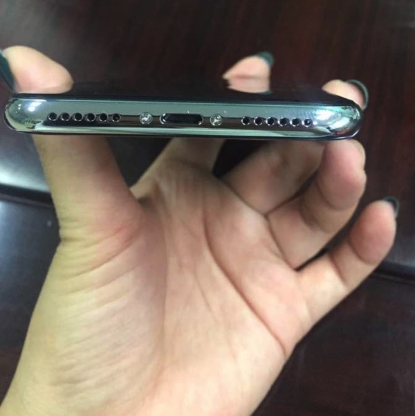 iPhone 8 實機曝光？真全屏不鏽鋼邊框