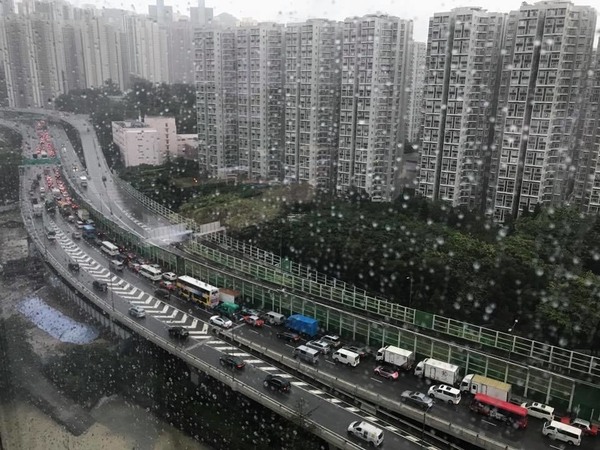 【網民直擊】香港黑雨全城塞車！的士都要玩潛水？
