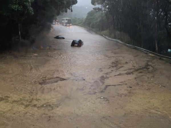 【網民直擊】香港黑雨全城塞車！的士都要玩潛水？