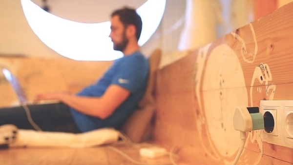 AA 電大小的旅行轉換插座！全球最細適合 150 個國家