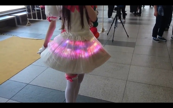【超誇張】日本推出夢幻星空 LED 裙！6000 粒 LED 狂閃