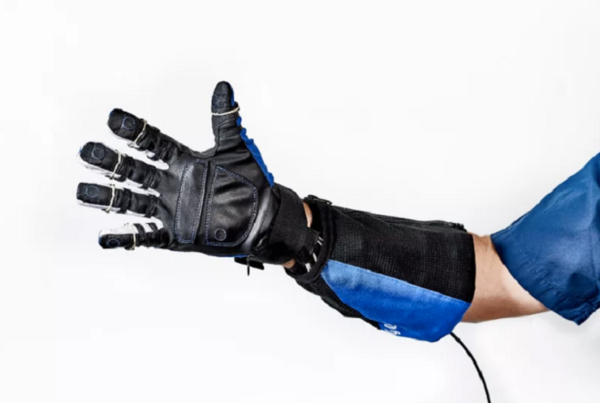 NASA 設計大力士手套 Robo Glove