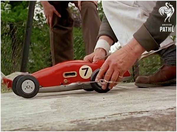 1967 年模型賽車比賽是怎樣的？ 快得連車都見不到