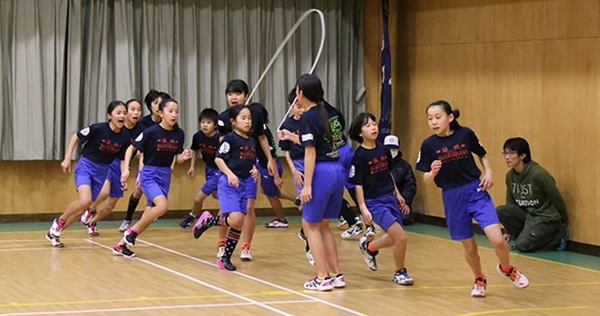 日本小學生破世界紀錄  1 分鐘跳繩 225 次