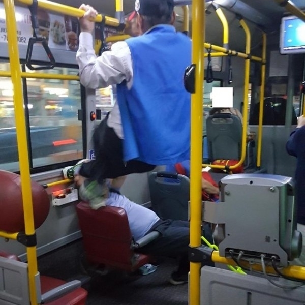 韓國老人巴士上引體單槓飛踢「關愛座」青年