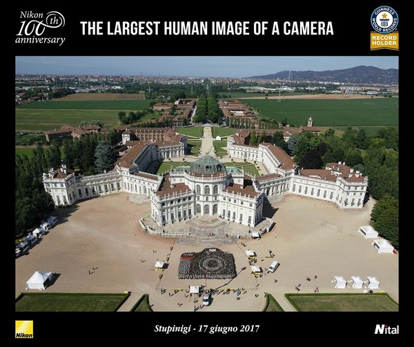 Nikon 慶百周年動員過千人！「人肉相機」破健力士紀錄