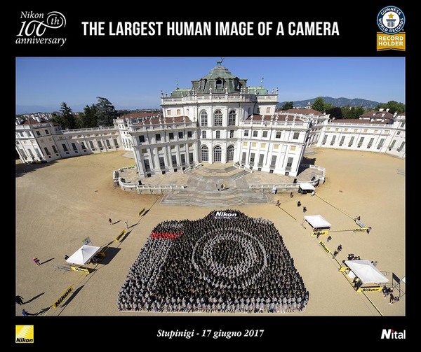 Nikon 慶百周年動員過千人！「人肉相機」破健力士紀錄