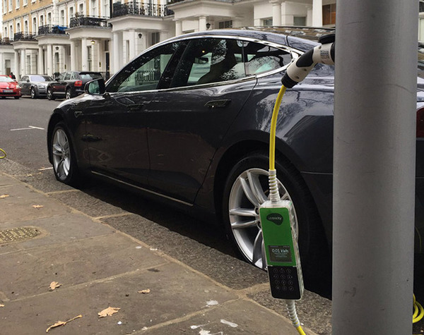英國將路燈變成電動車充電位？不再需要盲找充電位！