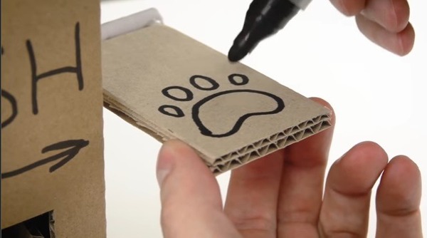 放飯啦！5 分鐘 DIY 寵物紙皮糧食機