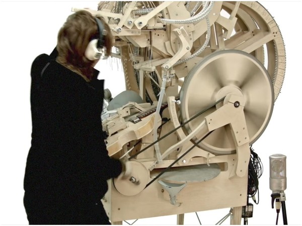 2,000 鋼珠秒變 Marble Machine 超巨型樂器