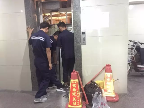 【有片】浙江大媽用保溫杯擋門 炸毀電梯了