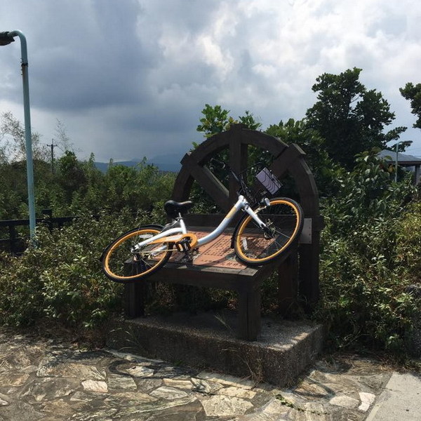 台灣 oBike 共享單車遭棄置溪流