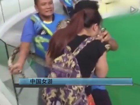 【有片慎入】中國的女遊客 泰國吻蛇遭反噬