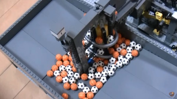 不要眨眼！日本神人 DIY 巨大 LEGO 籃球機械裝置！