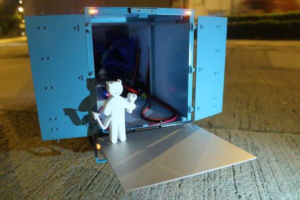 【多圖】20 歲密斗狂迷 DIY 超像真遙控貨車！3D 打印尾燈車牌架