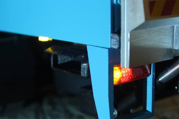 【多圖】20 歲密斗狂迷 DIY 超像真遙控貨車！3D 打印尾燈車牌架