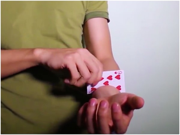 拆解 8 個小魔術密技！刀鋸手不傷是怎樣煉成的？