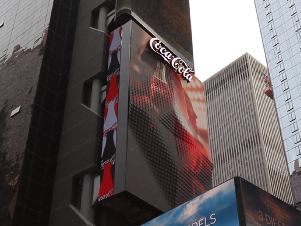 可口可樂立體廣告牌  1760 塊屏幕同時移動！