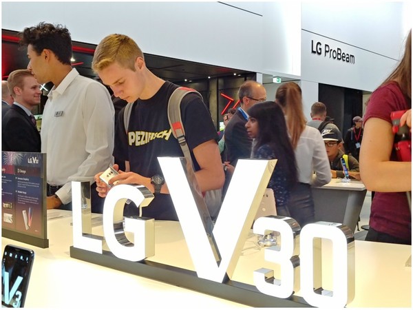 【IFA 2017】LG V30 柏林上手試！沒有副屏還有特色嗎？