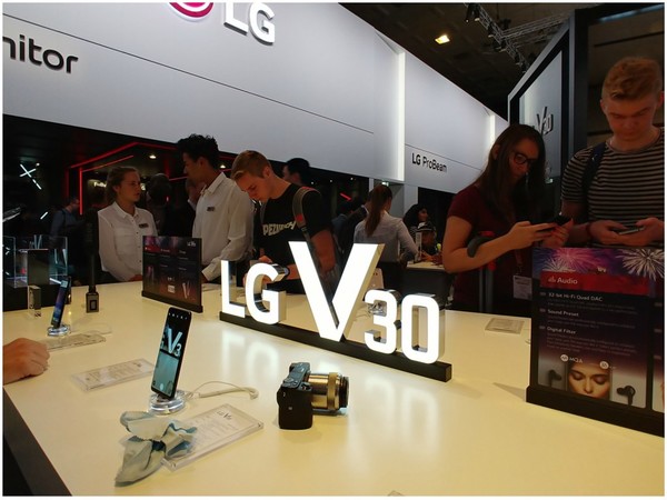 【IFA 2017】LG V30 柏林上手試！沒有副屏還有特色嗎？