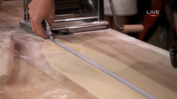 廚神 Gordon Ramsay 再破世界紀錄！拉最長完美意粉麵糰