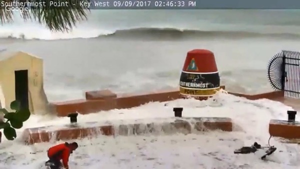 不理世紀颶風艾爾瑪逼近 海邊拍照慘遭巨浪擊倒