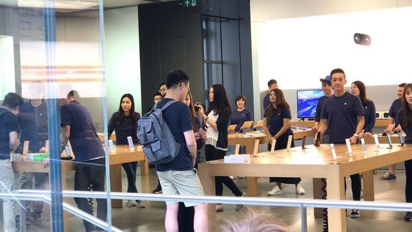 iPhone 8 首日開賣超冷清！3 人排「長龍」買新機