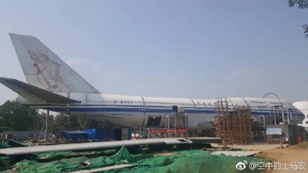 國航波音 747 飛機現身北京遊樂場