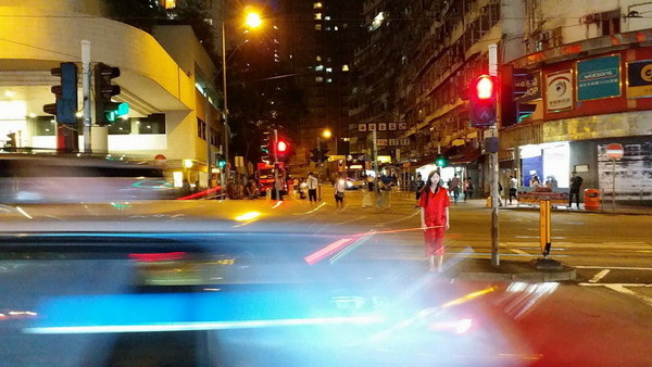 【嚇死】紅衣女孩驚現馬路旁！網民：嚇親司機就唔好