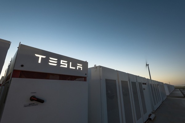 踩過界？Tesla 建全球最大鋰離子儲電系統