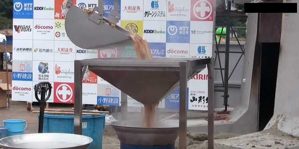 日本山形超大鍋芋頭湯！用挖土機煮三萬人份量
