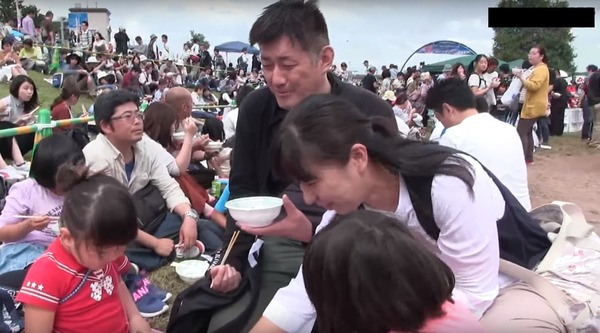 日本山形超大鍋芋頭湯！用挖土機煮三萬人份量