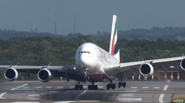 側風下 A380 超驚險 S 型降落！網民大讚機師臨危不亂