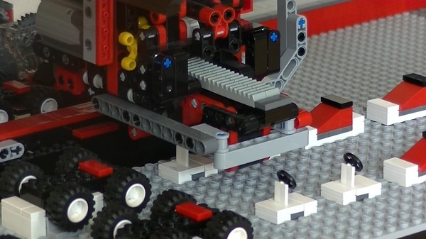 全自動 LEGO 車厰超得意！幾分鐘砌出迷你車仔
