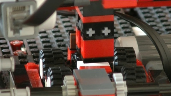 全自動 LEGO 車厰超得意！幾分鐘砌出迷你車仔