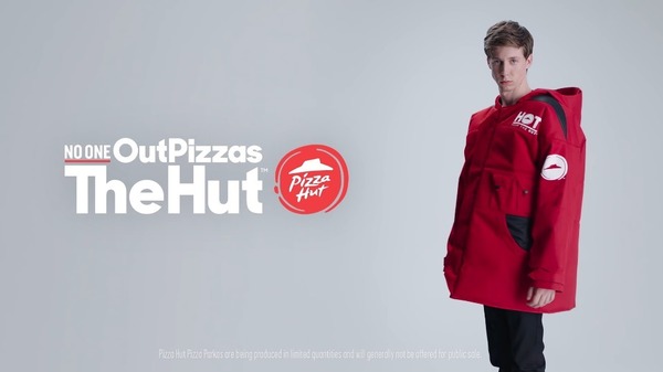 Pizza Hut 踩過界推出惡搞 Pizza 袋大衣！訂 Pizza 即送？