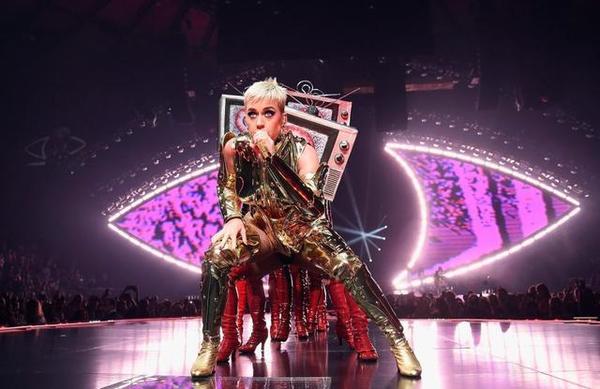 Katy Perry 變身黃金聖鬥士 世界巡迴演唱會高呼要和平