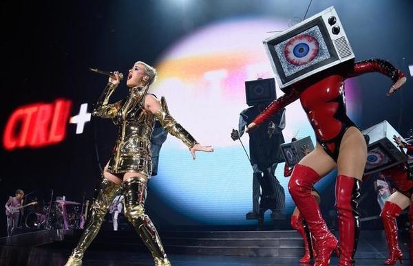 Katy Perry 變身黃金聖鬥士 世界巡迴演唱會高呼要和平