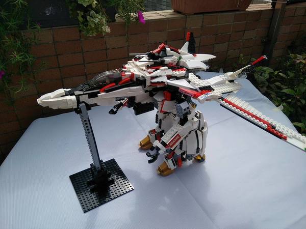 港神人 LEGO 砌出可變形《MF》VF-25 戰機
